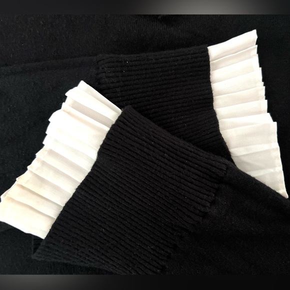 VILA MILANO SWEATER with White Trim Size Medium - Picture 7 of 8